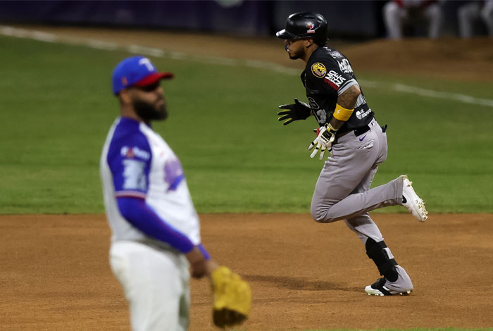 Leones superan a Tiburones en polémico encuentro