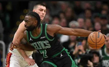 Celtics derrota sin complicaciones al Heat