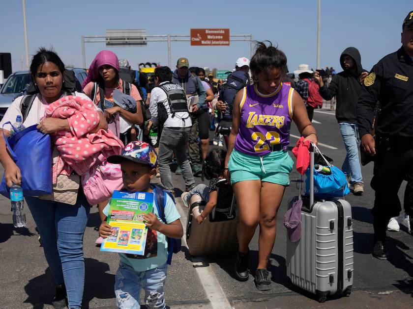 Migrantes venezolanos huyen de centro poblado de Ayacucho, Perú, ante ultimátum de 24 horas impuesto por la comunidad