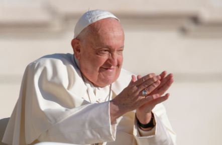 Papa Francisco despacha desde el hospital, dicen fuentes del Vaticano