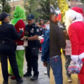 Santa Claus y el Grinch se fueron a los golpes en una plaza de México por las propinas