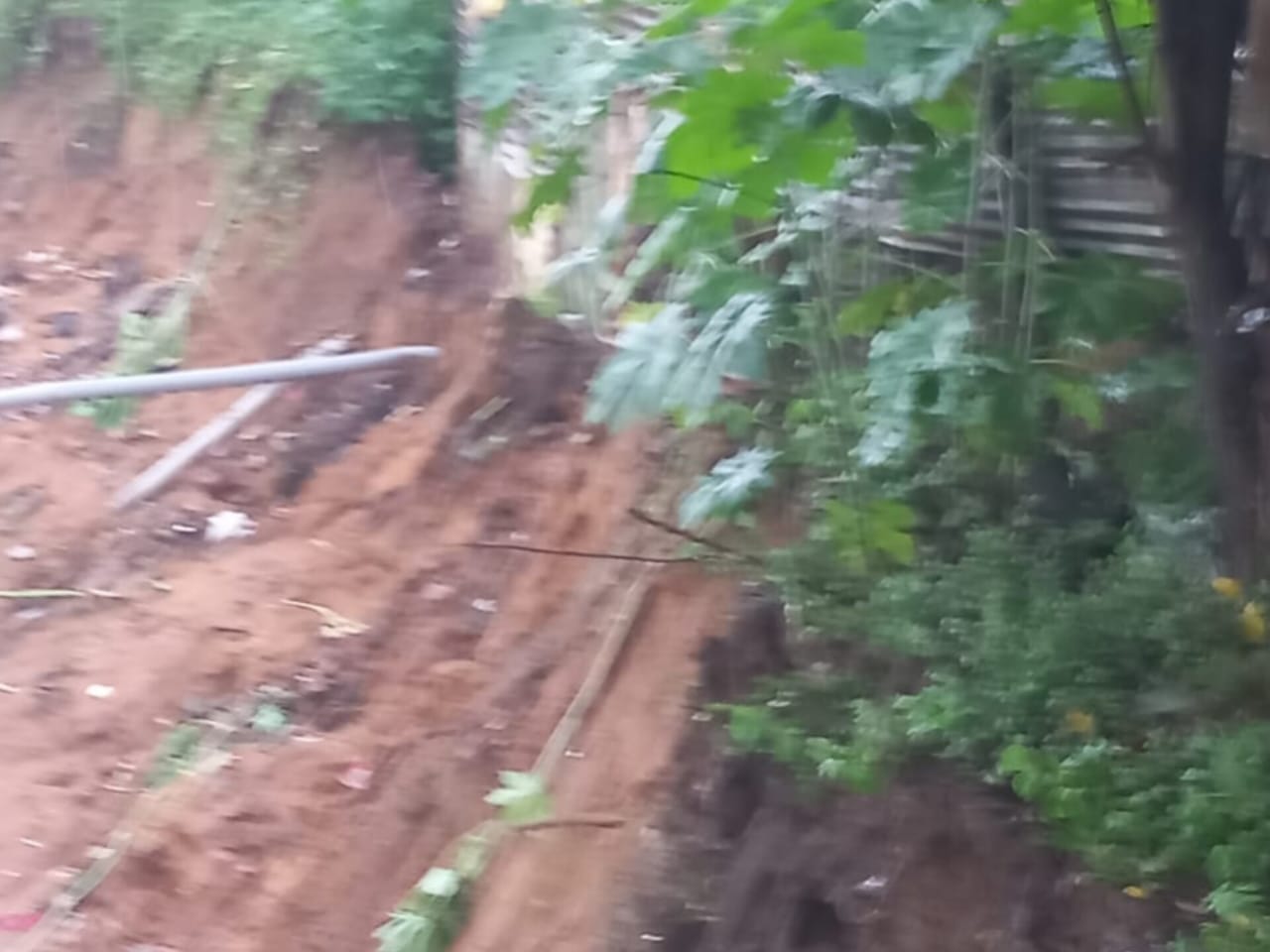 Familia marabina clama por ayuda: Los últimos aguaceros derrumbaron el cerro donde está su casa que también se está cayendo