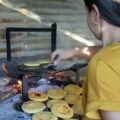 El arte de la arepa venezolana hecha en leña: una tradición que persiste