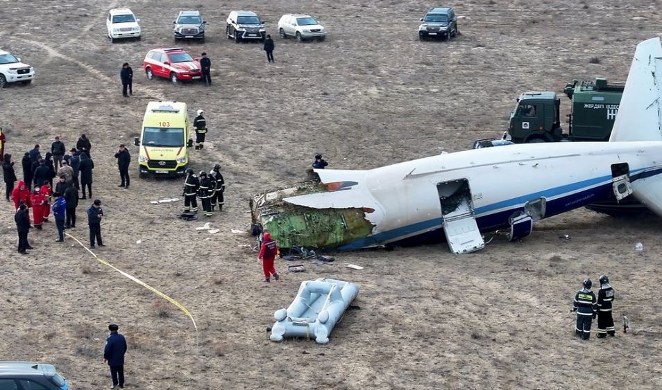 Se desplomó un avión en Kazajistán con 67 pasajeros: 32 supervivientes