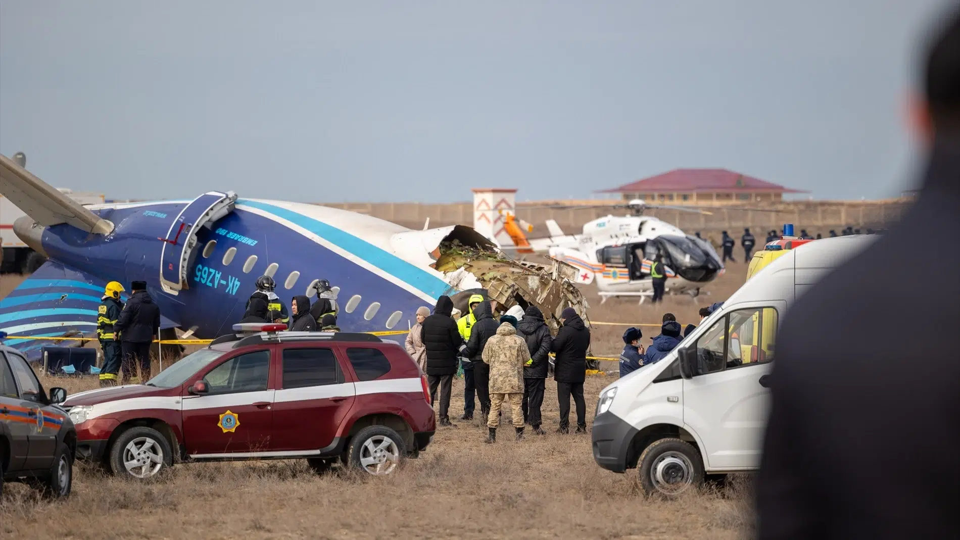 Hallan las cajas negras del avión siniestrado en Kazajistán