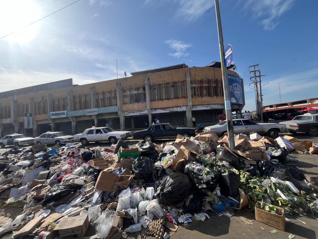 Con una cuadrilla de 150 hombres y 60 unidades recogen toneladas de basura en el casco central con la llegada de la Navidad