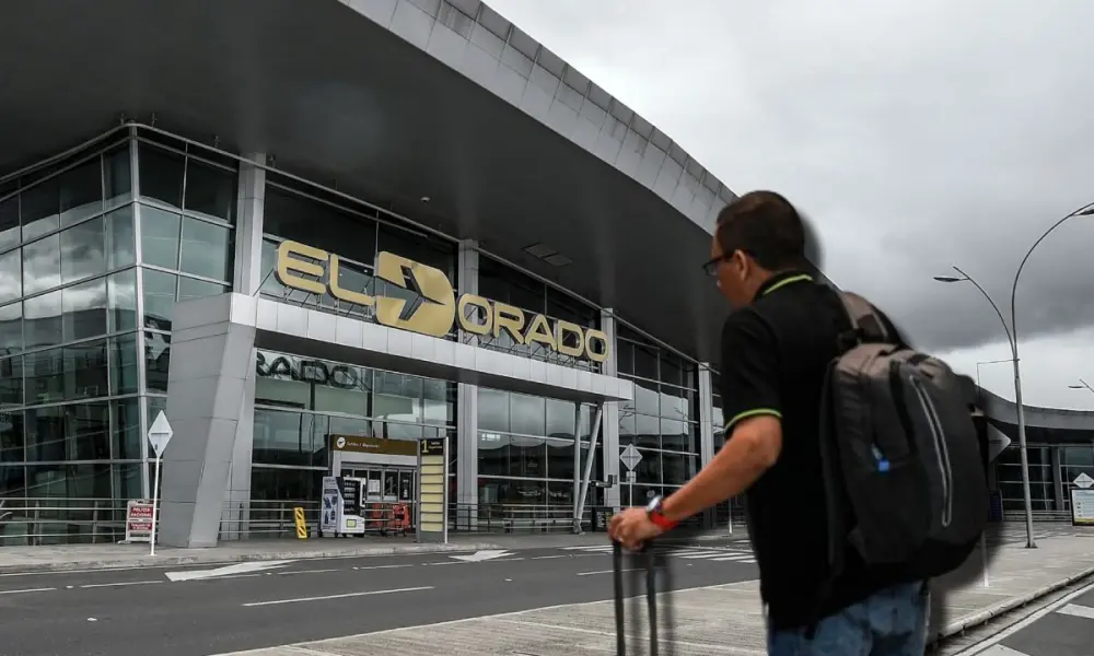 Suspenden temporalmente operaciones en aeropuerto El Dorado por presencia de humo en torre de control