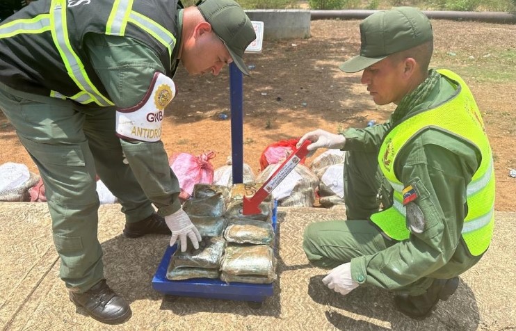 Localizan 200 panelas de cocaína y marihuana dentro de un peñero en las costas del Parque Nacional Morrocoy en Falcón: Hay 5 detenidos