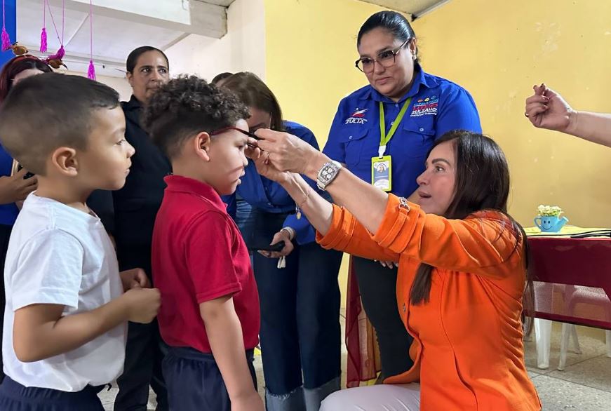 Gobernación entregó lentes correctivos a cien escolares