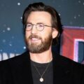 Chris Evans sorprende al cantar el villancico Noche de Paz en español