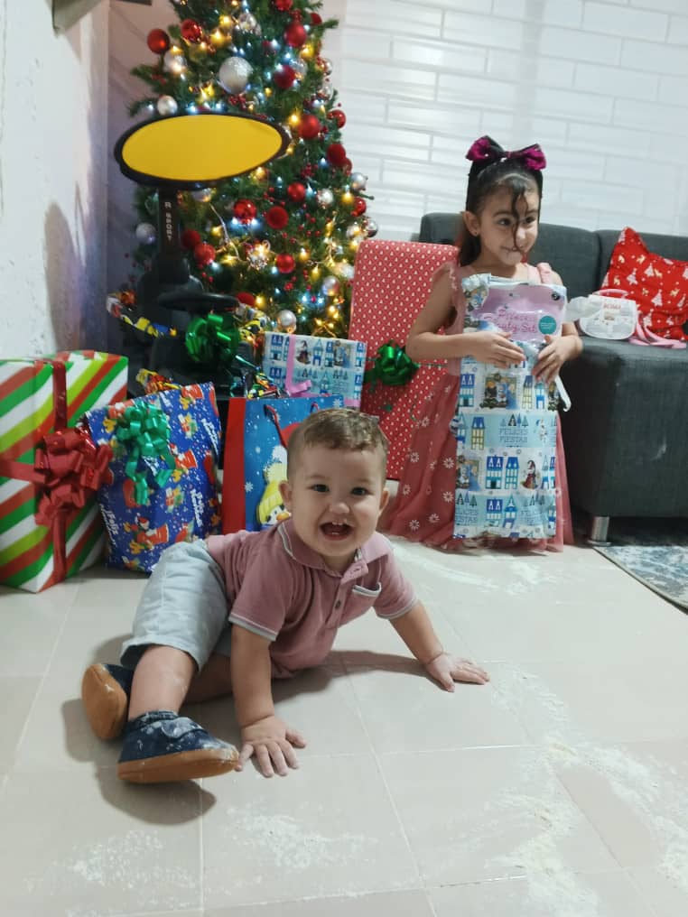 Niños esperaron con sus padres que el reloj marcara las 12 para abrir los regalos que les trajo San Nicolás