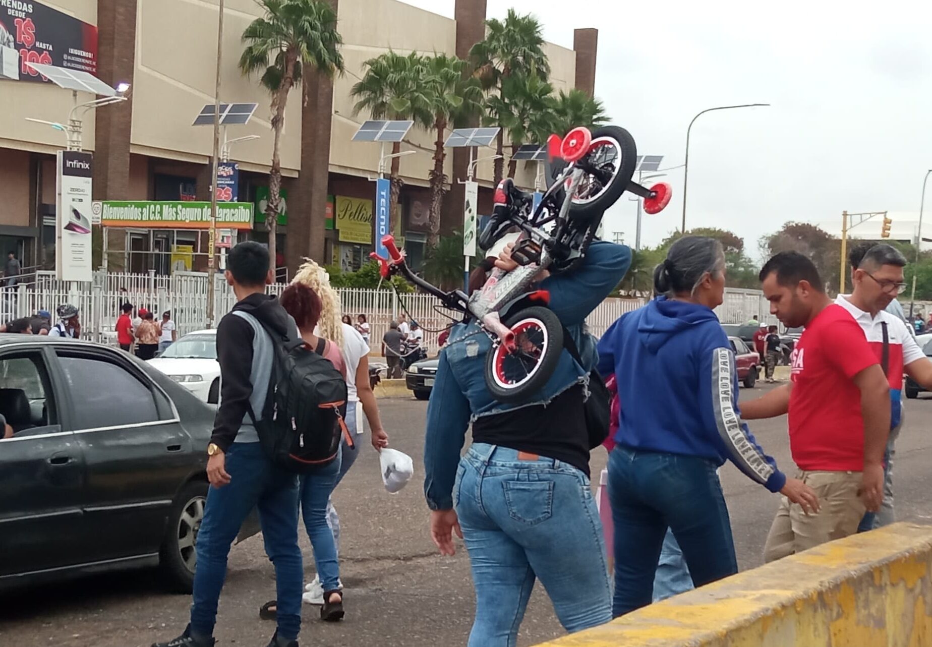 Horas previas a la Nochebuena: No cabe un “alma” en el casco central de Maracaibo