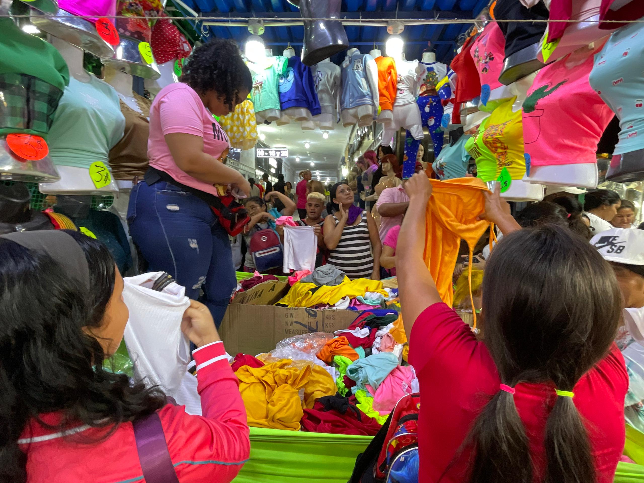 Compras de última hora: Comerciantes bajan precios y ofrecen combos para captar los consumidores de fin de año