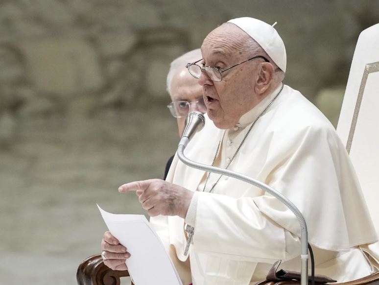 El Papa Francisco reprende al personal del Vaticano por chismear en su mensaje navideño anual