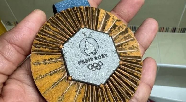 Atletas denuncian deterioro de sus medallas logradas en París 2024