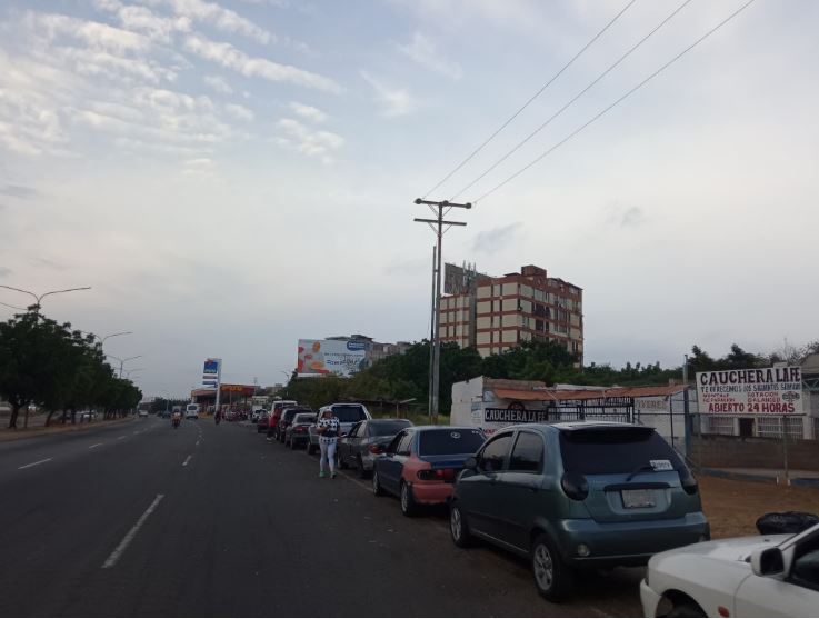 Largas colas se registran en las estaciones de servicio de Maracaibo y San Francisco a dos días de Nochebuena