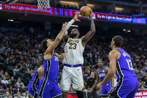 LeBron anota 32 puntos y Lakers completa barrida