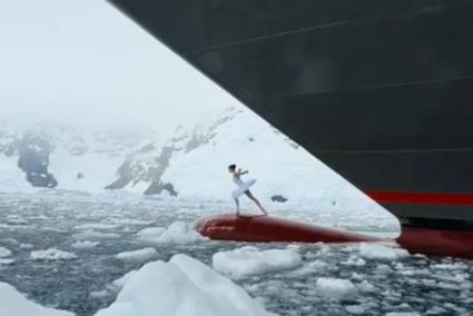 Bailarina desafía el frío y baila sobre la proa de un barco alrededor del hielo de la Antártida