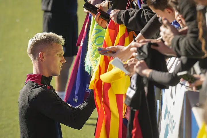 LaLiga deja al Barça sin inscribir a Dani Olmo por no presentar 