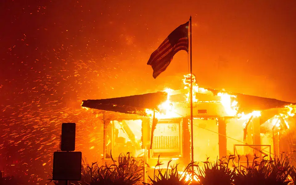 Diez muertos y más de 10.000 estructuras en cenizas por incendios activos de Los Ángeles