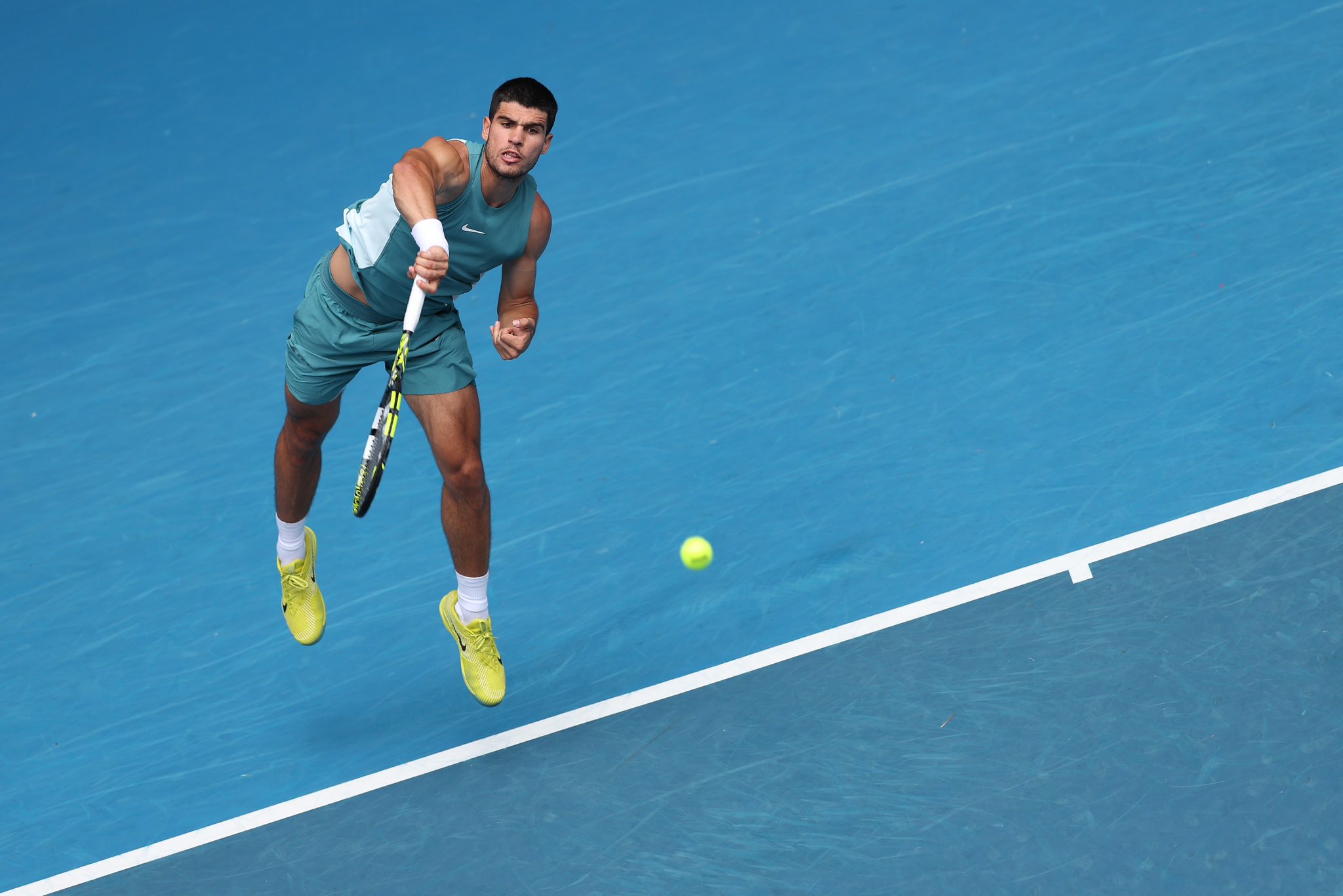 Carlos Alcaraz se instaló en tercera ronda tras barrer a Nishioka