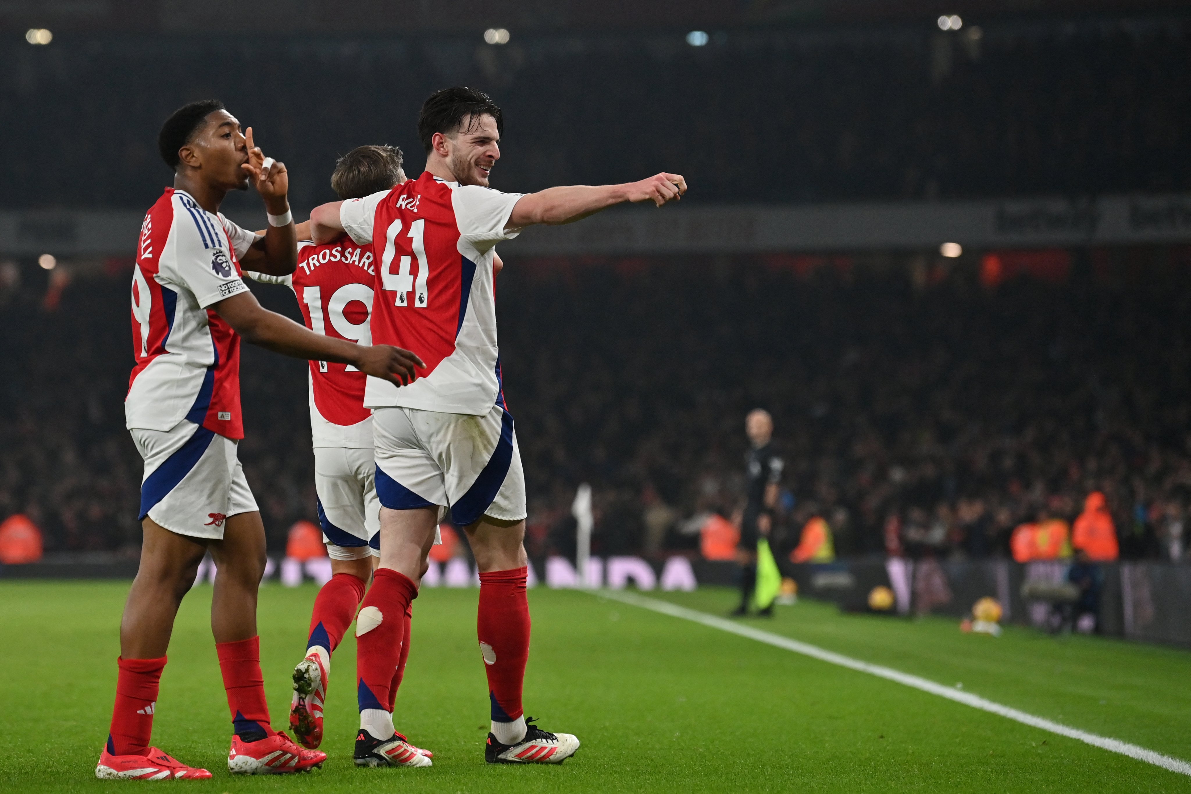 Arsenal vence a Tottenham en el Derbi y se aferra a la Premier