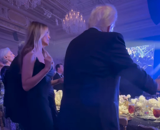 Donald Trump y su esposa Melania recibieron el 2025 al ritmo de ‘YMCA’