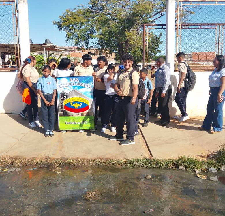 Barrio Villa Centenario de Luz denuncia huecos y aguas residuales en la calle 98C que impide el paso de los estudiantes al liceo