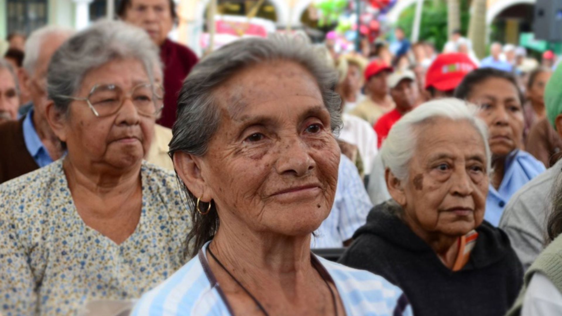 Jubilados empiezan a recibir el Bono Contra la Guerra Económica