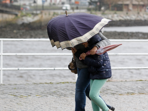 España en alerta naranja por vientos huracanados, lluvias intensas y nevadas