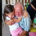 Se vuelve a viralizar el abuelo que le regaló a su nieta su primer tocador