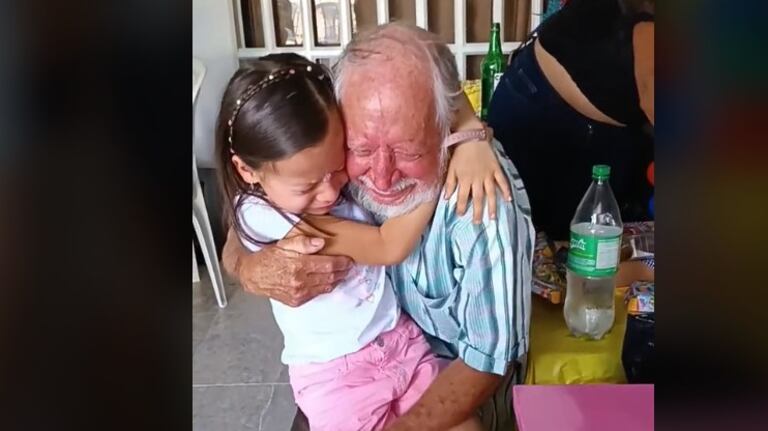 Se vuelve a viralizar el abuelo que le regaló a su nieta su primer tocador