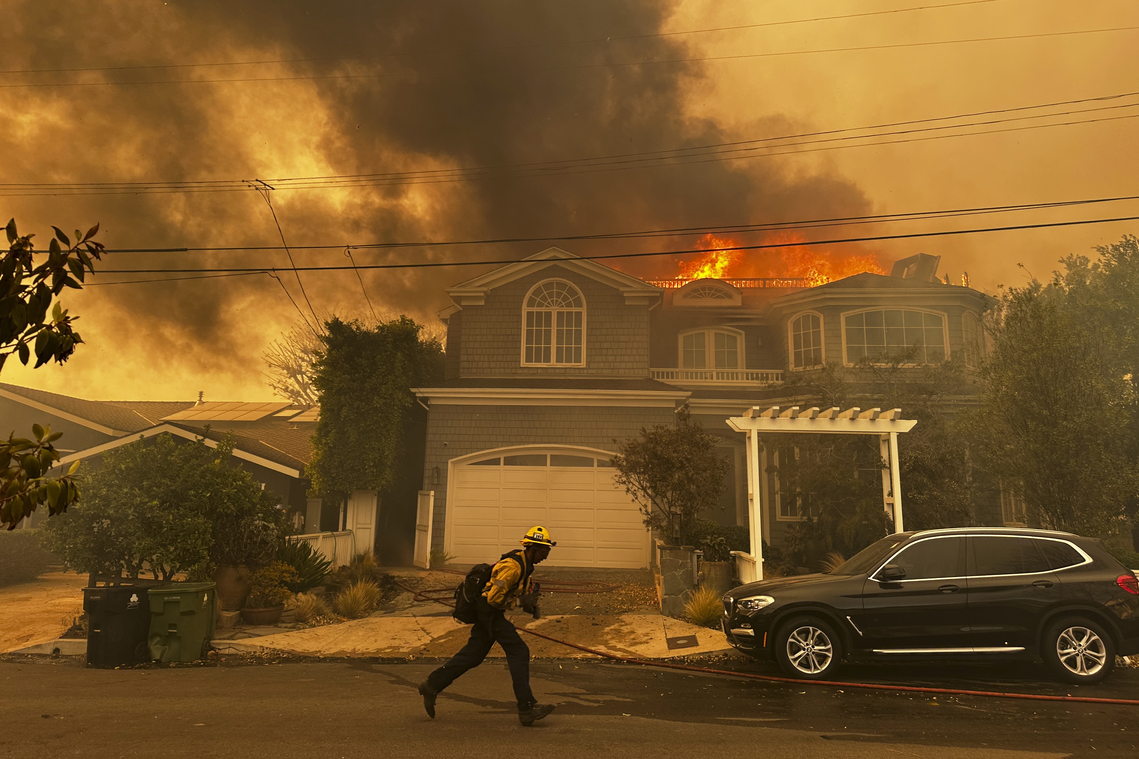 Miles de personas huyen de incendios descontrolados que calcinan casas en Los Ángeles y alrededores