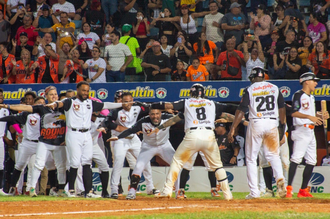 En imágenes: Así se vivió el triunfo de Águilas ante Tigres en el Luis Aparicio 