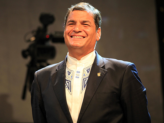 Rafael Correa sufrió una caída durante una entrevista en vivo