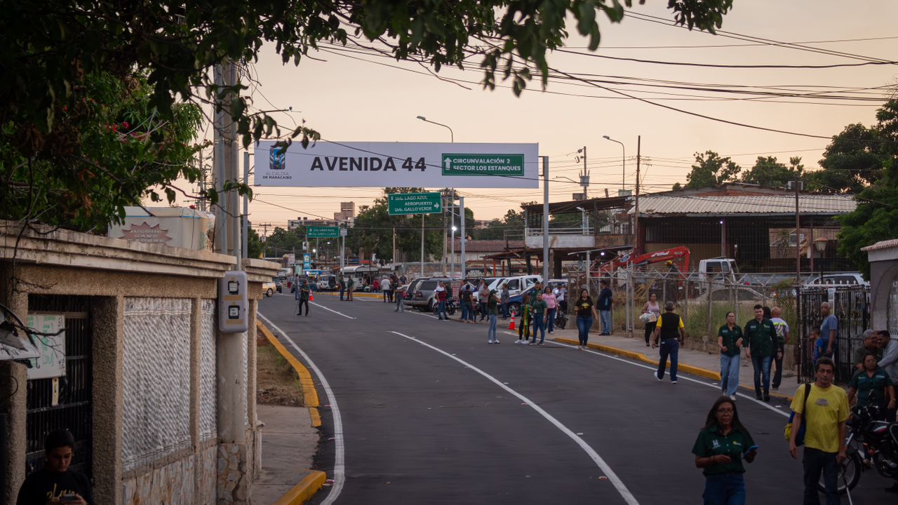 Alcaldía de Maracaibo entregó primera fase del asfaltado, señalización y demarcación en Lago Azul