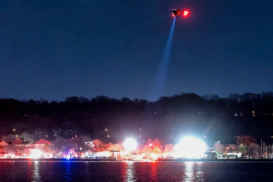 Avión de American Airlines con más de 60 personas a bordo choca con un helicóptero militar en Washington: Ambos caen al río Potomac