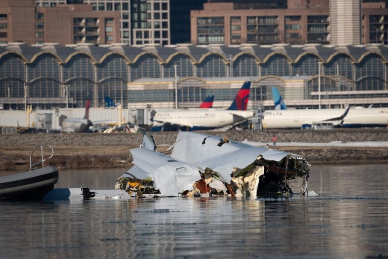 Recuperan la caja negra del avión siniestrado en Washington