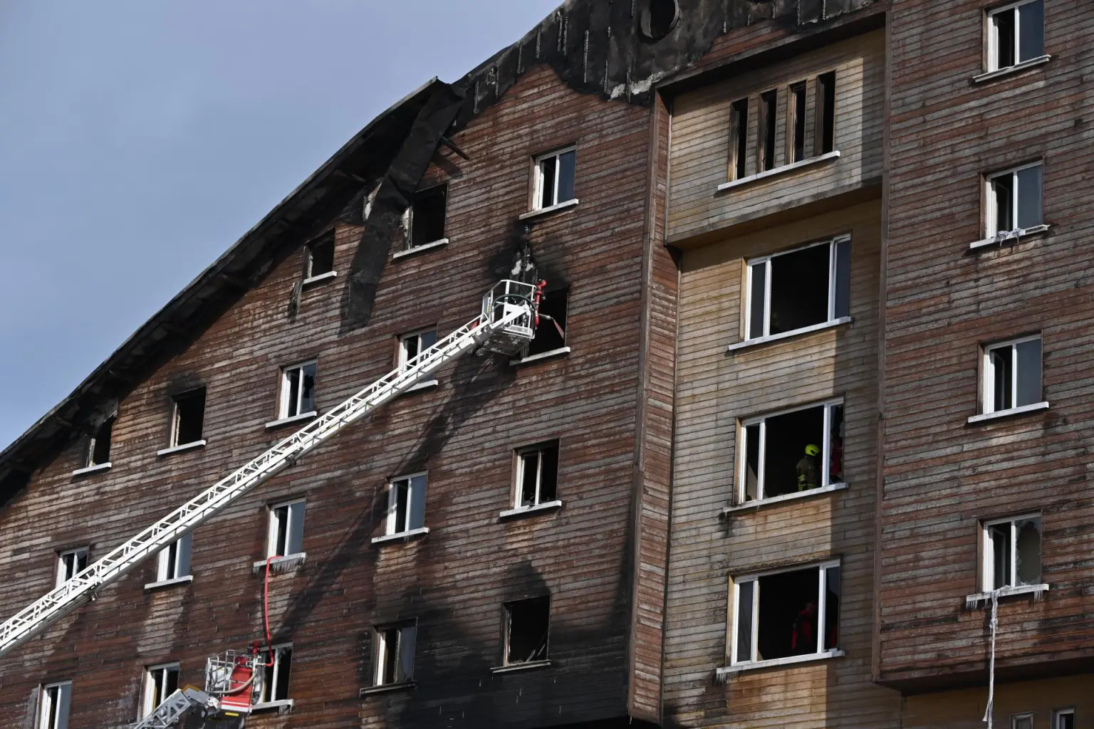 Más de 60 muertos dejó incendio en un hotel de esquí en Turquía