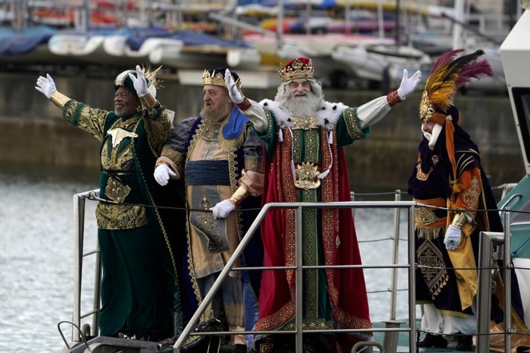 Las cabalgatas de Reyes Magos reparten ilusión desafiando al mal tiempo en España