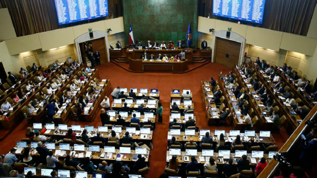 Parlamento chileno aprueba la prometida reforma a las pensiones de Gabriel Boric