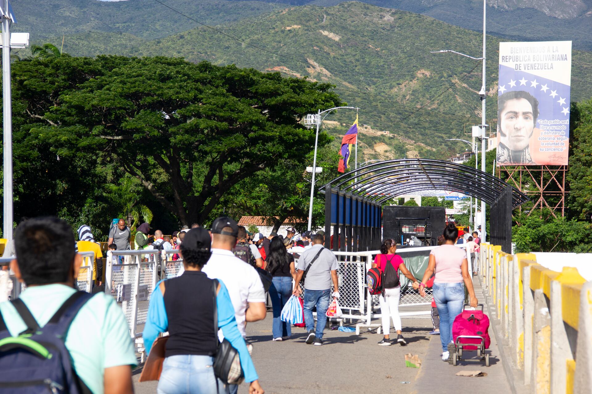 Bernal asegura que frontera permanecerá abierta el 10-Ene