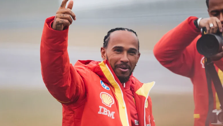 Lewis Hamilton expresó su alegría despues de conducir su Ferrari