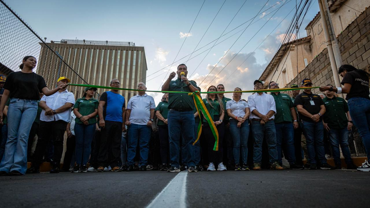 Alcaldía entrega proyecto de asfaltado de Cueva del Humo parroquia Santa Lucía