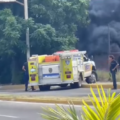 Fuerte incendio en un terreno desocupado diagonal a una estación de servicio en la avenida Guajira