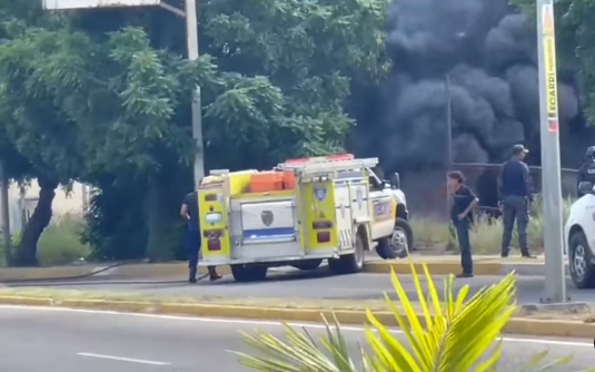 Fuerte incendio en un terreno desocupado diagonal a una estación de servicio en la avenida Guajira