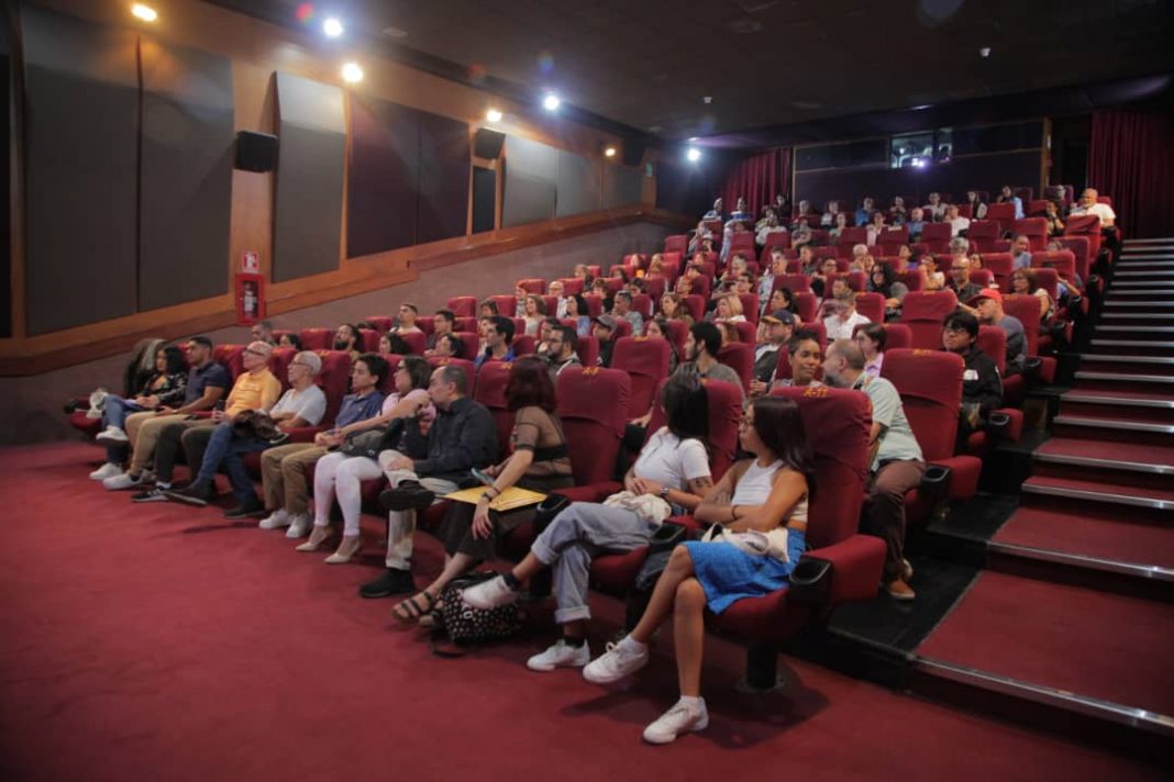 El susurro en el oído, amor a la pareja y el chasqueo de cotufas, regresaron al cine: Buenas películas y precios accesibles hacen atractiva la visita