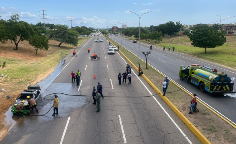 Se incendió un vehículo de la GNB en la C-1, a la altura del puente Pomona