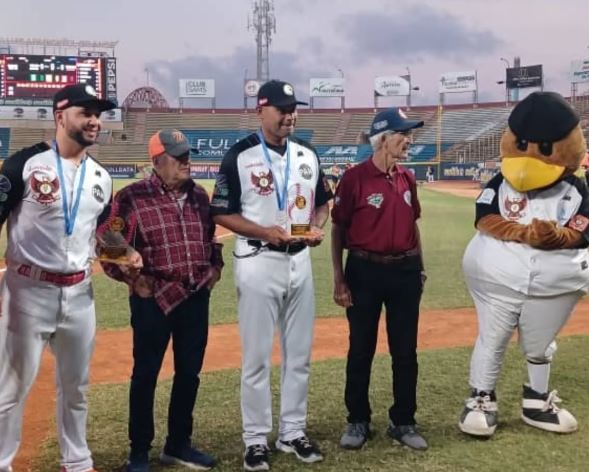 Pequeñas Ligas de Venezuela rinden homenaje a Lipso Nava y Silvino Bracho