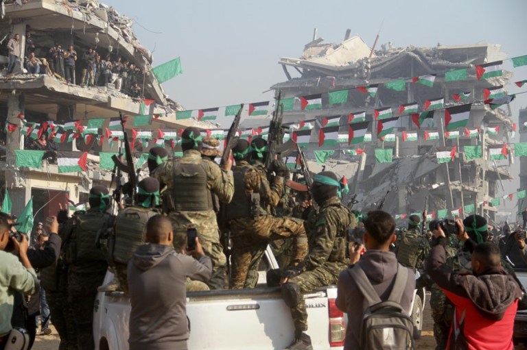 Israel retrasa la liberación de 110 presos palestinos tras el caos al soltar a los rehenes